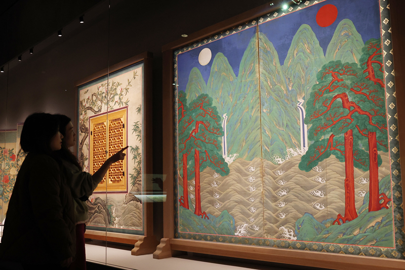Ngày 25/2, phòng tranh thư họa của Bảo tàng Quốc gia Hàn Quốc ở quận Yongsan, Seoul được mở cửa trở lại, khách tham quan đang chiêm ngưỡng tác phẩm ‘Irworobongdo’. (Ảnh: Lee Jeong Woo / Korea.net)