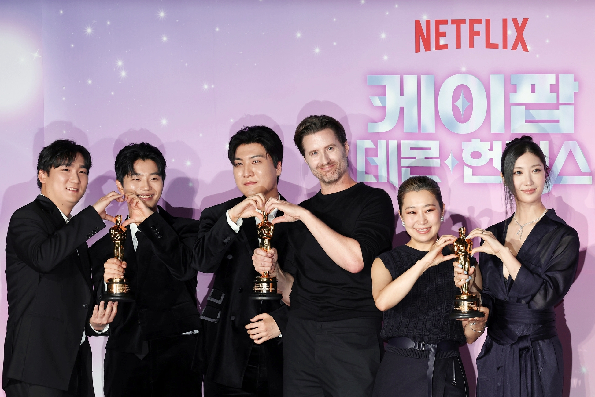 Các nhân vật chủ chốt làm nên bộ phim hoạt hình KPop Demon Hunters do Netflix sản xuất đã trở về Hàn Quốc vào ngày 1/4, mang theo tượng vàng Oscar. Từ trái sang là các nhà sản xuất IDO (Nam Hee-dong, Lee Yoo-han, Kwak Jung-gyu), đạo diễn Chris Appelhans, đạo diễn Maggie Kang, và nhạc sĩ kiêm ca sĩ EJAE. (Ảnh: Lee Jeong Woo / Korea.net)