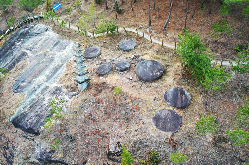 Phiến đ&aacute; Chilseong (Thất Tinh) nằm gần tượng Phật nằm. Đ&acirc;y l&agrave; trường hợp t&iacute;n ngưỡng Thất Tinh c&oacute; nguồn gốc từ Đạo gi&aacute;o được kết hợp với Phật gi&aacute;o v&agrave; hiện diện trong kh&ocirc;ng gian ch&ugrave;a.(Ảnh: Lee Jeong Woo / Korea.net)