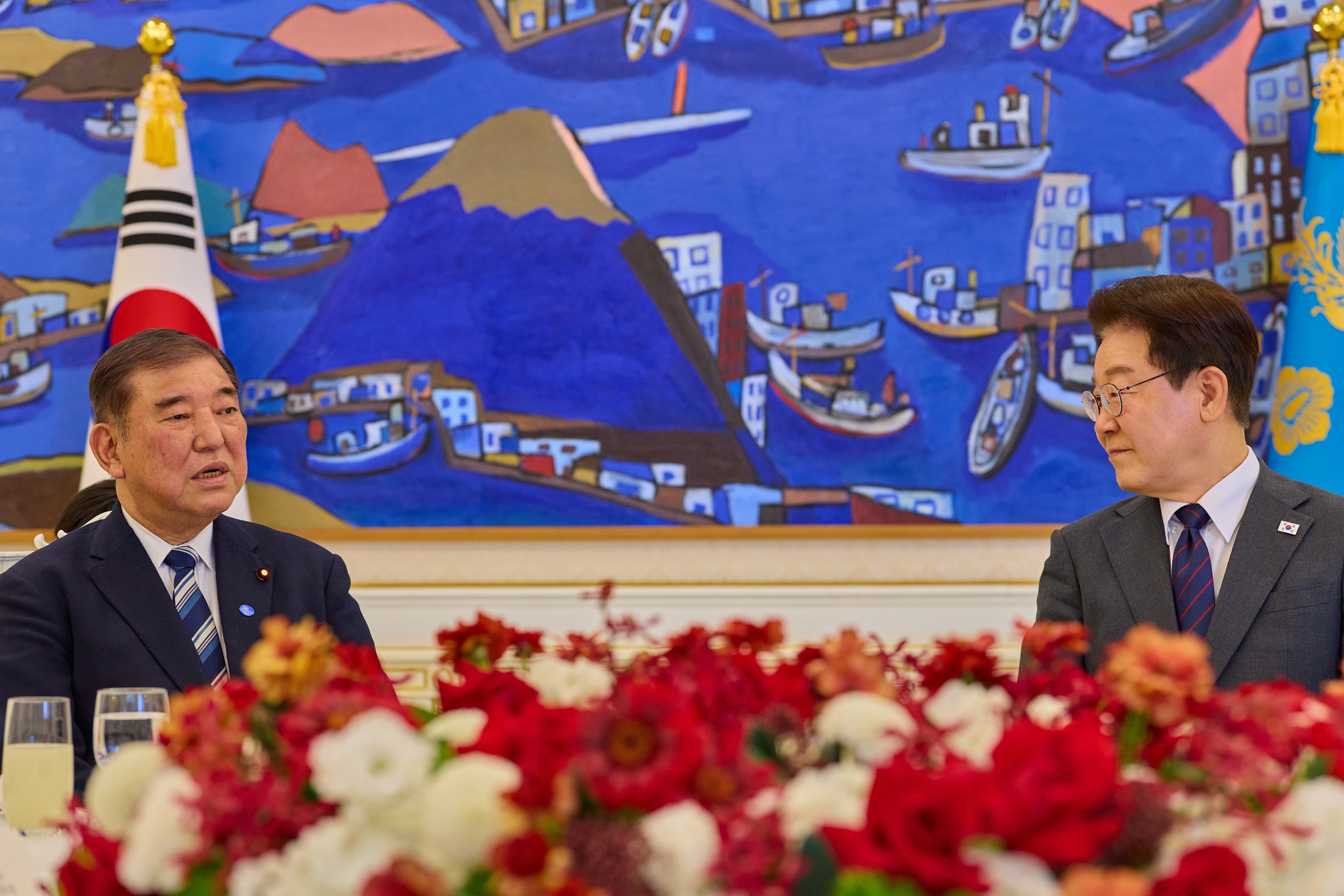 Tổng thống Lee Jae Myung (phải) trò chuyện với cựu Thủ tướng Nhật Bản Ishiba Shigeru tại tiệc trưa ở Nhà Xanh ngày 8/4. (Ảnh: Nhà Xanh)