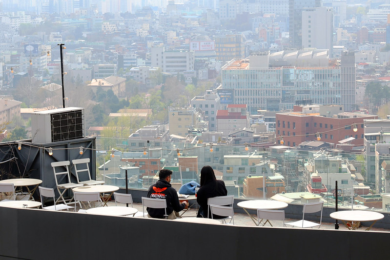 Haebangchon l&agrave; khu vực&nbsp;dọc theo sườn dốc dưới ch&acirc;n n&uacute;i Namsan. Từ c&aacute;c qu&aacute;n c&agrave; ph&ecirc; rooftop tại đ&acirc;y, du kh&aacute;ch c&oacute; thể ph&oacute;ng tầm mắt ngắm to&agrave;n cảnh&nbsp;Seoul. (Ảnh:&nbsp;Lee Jeong Woo / Korea.net)