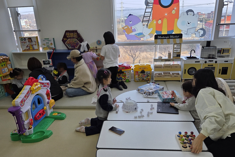 Hình ảnh cha mẹ và trẻ em vui chơi cùng nhau tại “Không gian chia sẻ nuôi dạy con” ở thành phố Nonsan. (Ảnh: Chính quyền thành phố Nonsan)