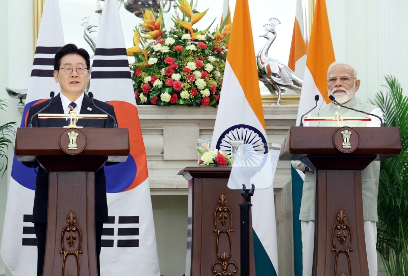 Tổng thống Lee Jae Myung (b&ecirc;n tr&aacute;i) v&agrave; Thủ tướng Ấn Độ Narendra Modi tiến h&agrave;nh họp b&aacute;o chung tại Hyderabad House ở New Delhi v&agrave;o ng&agrave;y 20/4 (giờ địa phương). (Ảnh: Yonhap News)