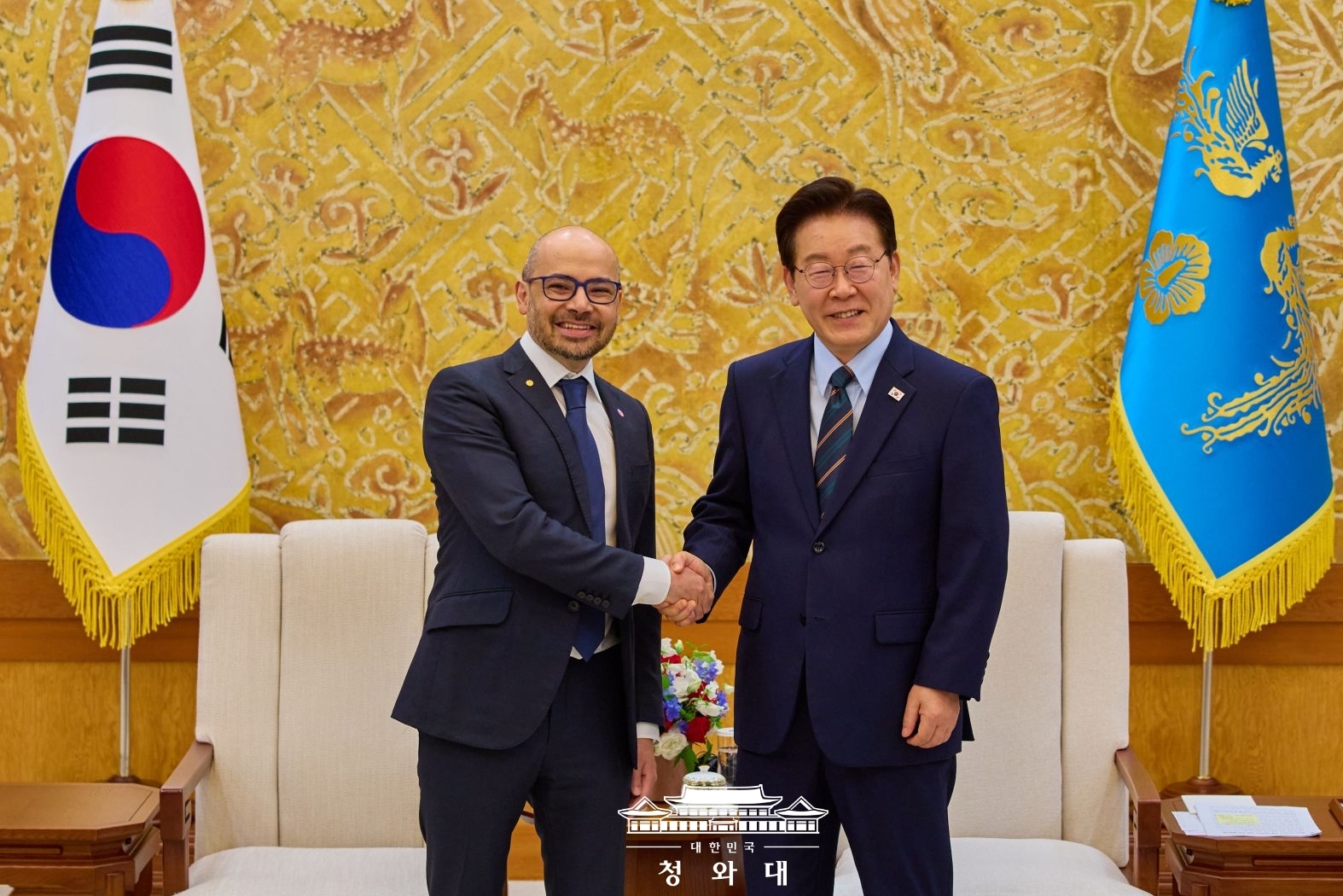 Tổng thống Lee Jae Myung (b&ecirc;n phải) chụp ảnh lưu niệm khi tiếp &ocirc;ng Demis Hassabis, Gi&aacute;m đốc điều h&agrave;nh Google DeepMind, tại Nh&agrave; Xanh&nbsp;ở Seoul ng&agrave;y 27/4. (Ảnh: Nh&agrave; Xanh)