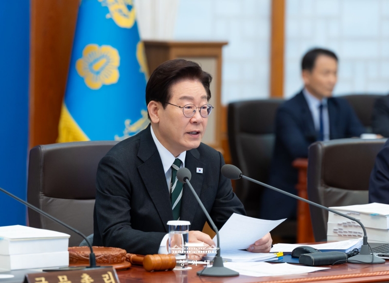 Tổng thống Lee Jae Myung ph&aacute;t biểu tại cuộc họp Nội c&aacute;c ki&ecirc;m họp kiểm tra kinh tế khẩn cấp diễn ra ng&agrave;y 28/4 tại Phủ Tổng thống ở Seoul. (Ảnh: Nh&agrave; Xanh)