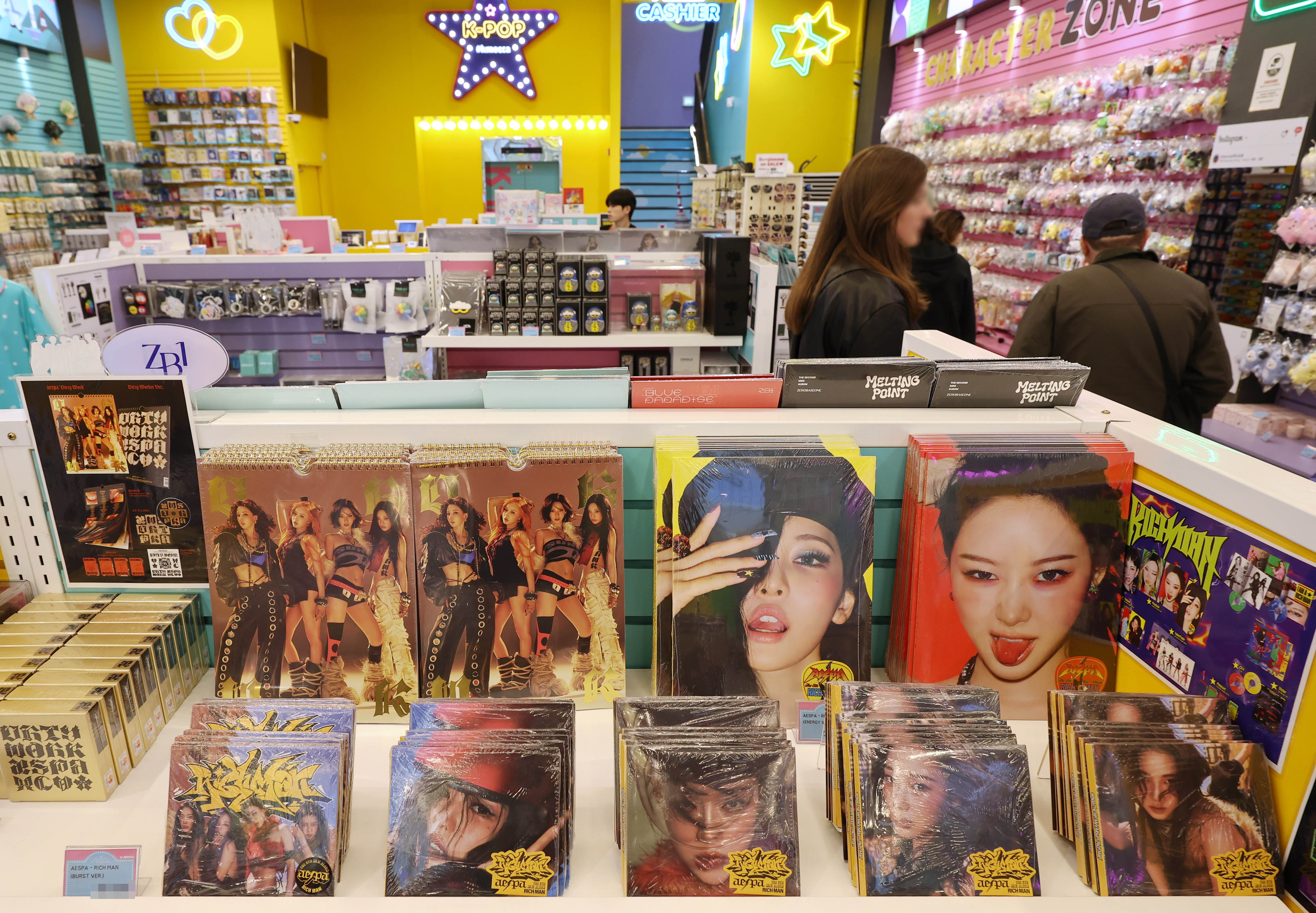 Ngày 28/4/2026, khách hàng đến mua sắm tại cửa hàng đồ lưu niệm K-pop tại phố Myeong-dong, quận Jung-gu, Seoul đang xem các album được trưng bày. (Ảnh: Yonhap News)