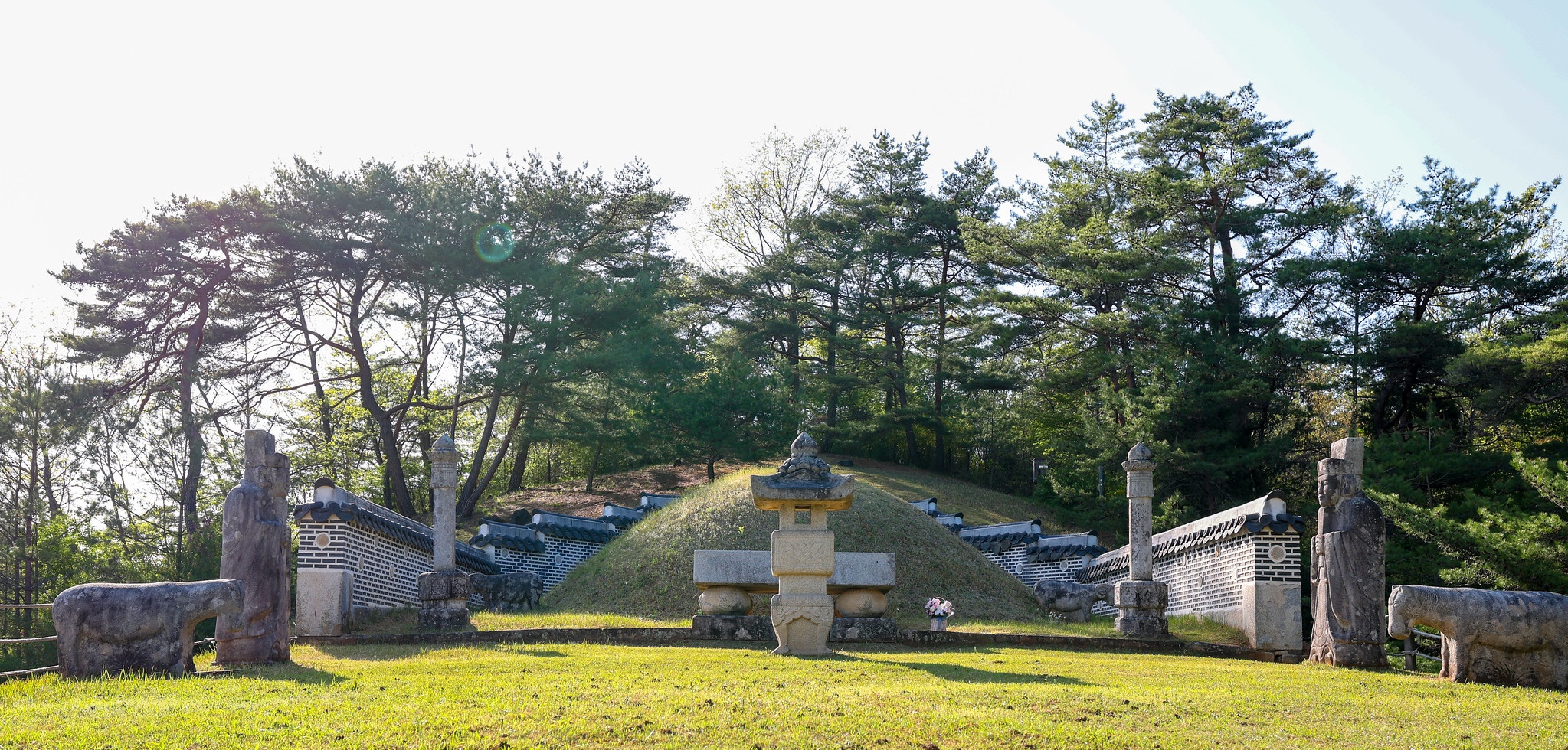 Jangneung, lăng mộ của vua Danjong, người được phục vị vào năm thứ 24 triều vua Sukjong (1698). Do vấp phải sự phản đối dữ dội từ các quan lại, lăng được xây dựng đơn sơ và giản dị hơn nhiều so với các lăng mộ hoàng gia khác. (Ảnh: Lee Jeong Woo / Korea.net)