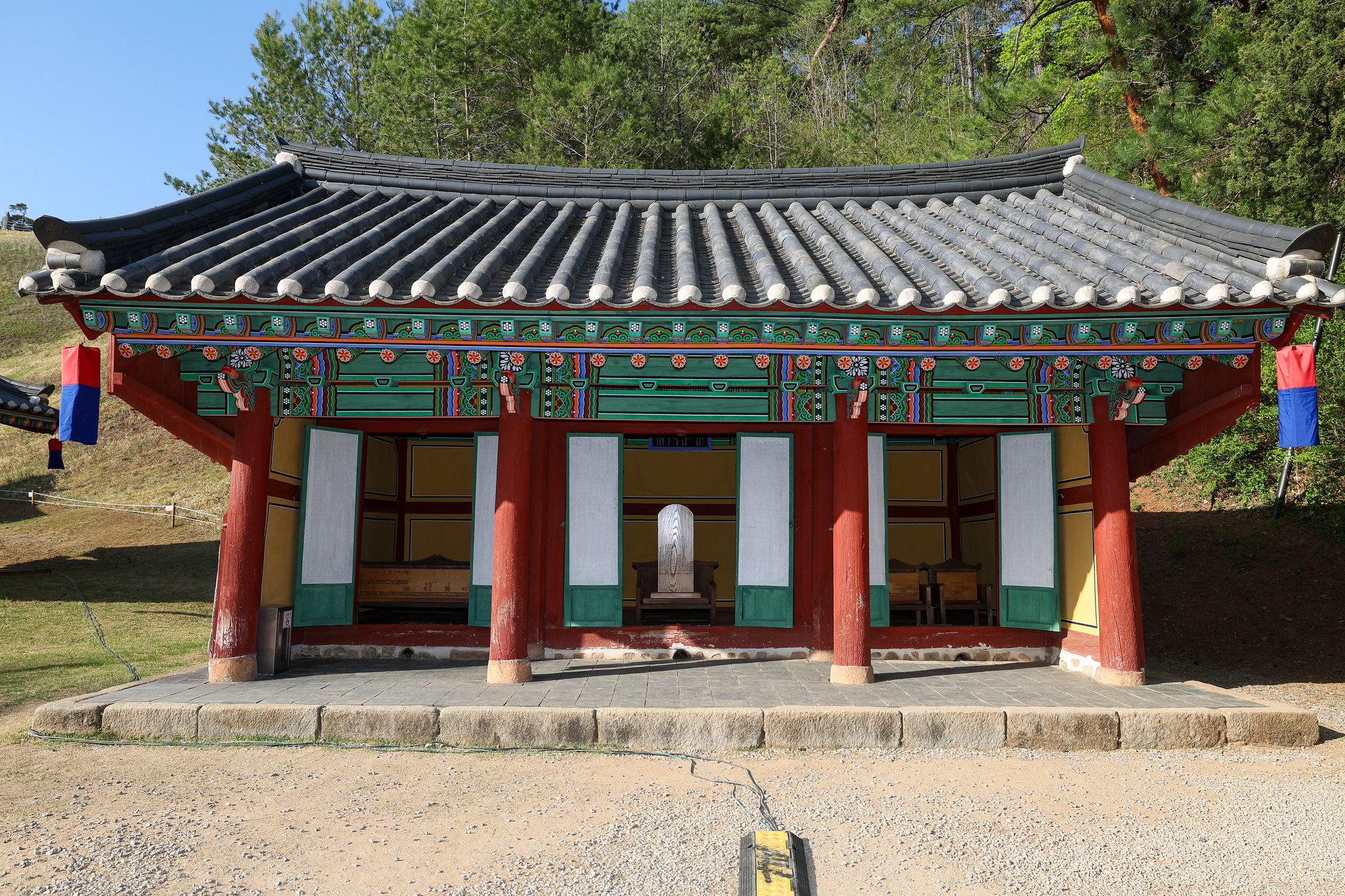 “Jangpanok” tại khu lăng mộ Jangneung ở Yeongwol lưu giữ dấu tích lòng trung thành dành cho vua Danjong. Nơi đây thờ bài vị của 268 trung thần đã giữ trọn khí tiết đến cuối cùng vì vị vua trẻ. (Ảnh: Lee Jeong Woo / Korea.net)