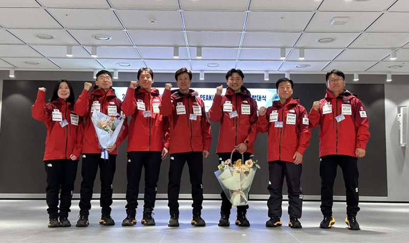 C&aacute;c th&agrave;nh vi&ecirc;n &ldquo;Đo&agrave;n th&aacute;m hiểm Sat Peak Himalaya 2026&rdquo; chụp ảnh lưu niệm tại lễ xuất qu&acirc;n trước khi l&ecirc;n đường, đồng thời thể hiện quyết t&acirc;m chinh phục th&agrave;nh c&ocirc;ng đỉnh n&uacute;i. (Ảnh:&nbsp;Li&ecirc;n đo&agrave;n Leo n&uacute;i H&agrave;n Quốc).