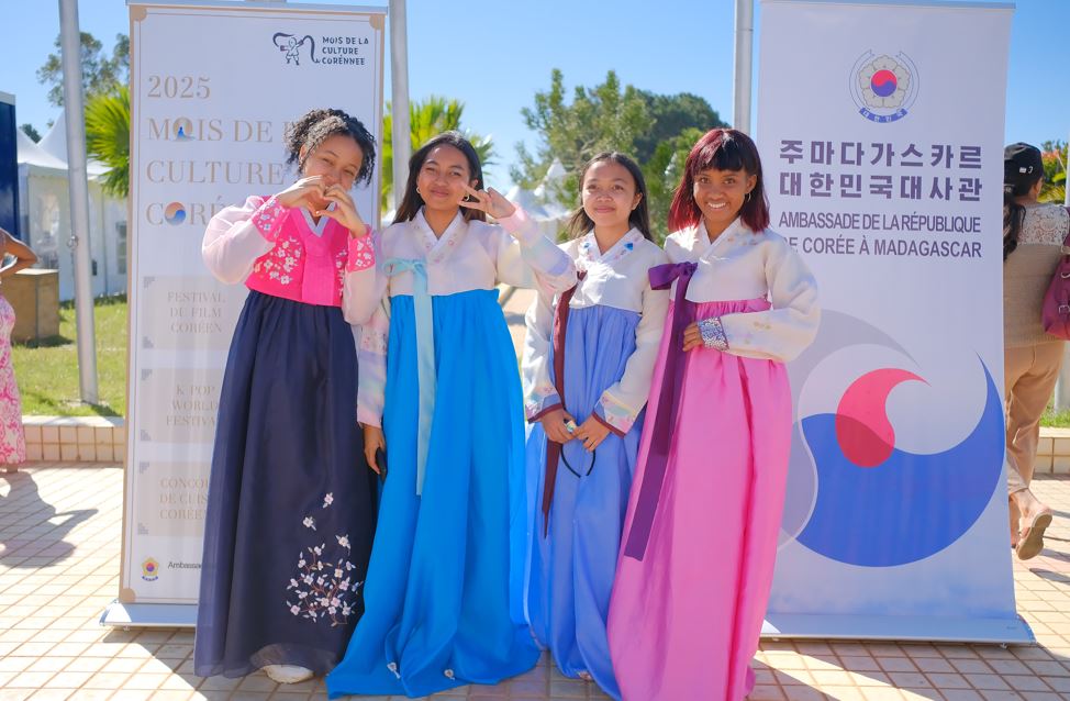 Kh&aacute;ch tham dự&nbsp;chụp ảnh lưu niệm tại &ldquo;Lễ hội K-Beauty 2025&rdquo; do Đại sứ qu&aacute;n H&agrave;n Quốc tại Madagascar tổ chức ở&nbsp;Antananarivo trong thời gian diễn ra Hội chợ Quốc tế Madagascar v&agrave;o th&aacute;ng 5 năm ngo&aacute;i. (Ảnh: Đại sứ qu&aacute;n H&agrave;n Quốc tại Madagascar).