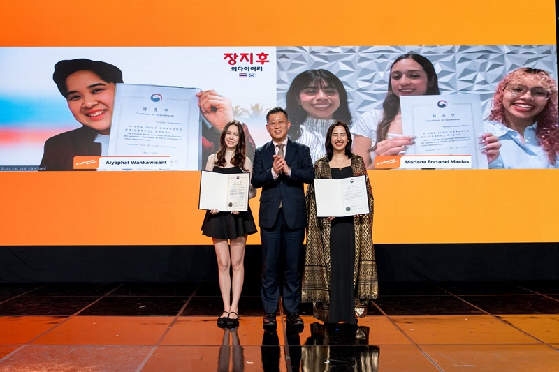 Tại lễ ra mắt &ldquo;K-Influencer kh&oacute;a 7&rdquo; diễn ra ng&agrave;y 7/5 tại studio của Đ&agrave;i Truyền h&igrave;nh Quốc tế Arirang ở quận Seocho, Seoul, &ocirc;ng Gong Hyeong-sik (giữa), Trưởng ph&ograve;ng Truyền th&ocirc;ng Quốc d&acirc;n thuộc Bộ Văn h&oacute;a, Thể thao v&agrave; Du lịch H&agrave;n Quốc, chụp ảnh lưu niệm c&ugrave;ng c&aacute;c K-influencer sau khi trao thư bổ nhiệm. (Ảnh:&nbsp;Bộ Văn h&oacute;a, Thể thao v&agrave; Du lịch H&agrave;n Quốc)