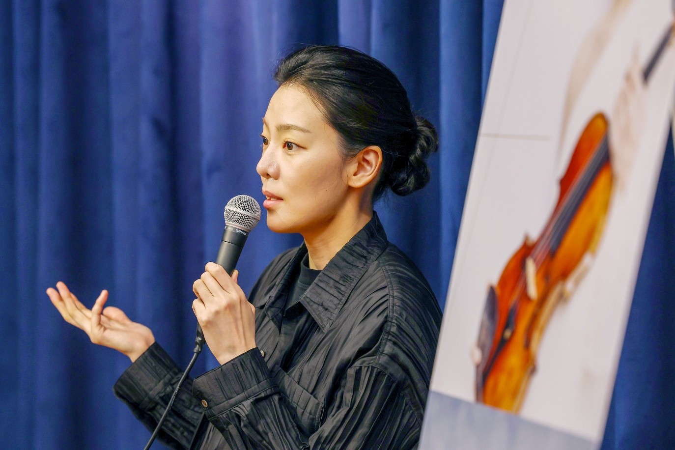 Nghệ sĩ violin Clara-Jumi Kang trả lời câu hỏi của phóng viên tại buổi họp báo tổ chức ngày 7/5 ở studio Credia Classic Club, quận Jongno, Seoul. (Ảnh: Lee Jeong Woo / Korea.net) 