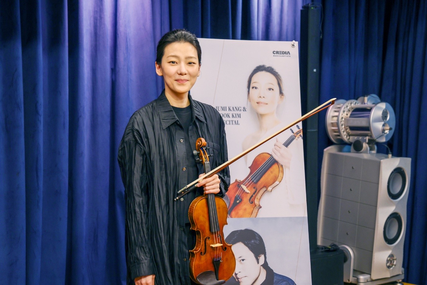 Nghệ sĩ violin Clara-Jumi Kang tạo dáng trước ống kính phóng viên tại buổi họp báo tổ chức ngày 7/5 ở studio Credia Classic Club, quận Jongno, Seoul. (Ảnh: Lee Jeong Woo / Korea.net) 