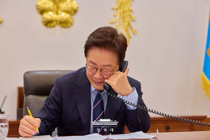 Tổng thống Lee Jae Myung đang điện đàm với Thủ tướng Canada Mark Carney tại Nhà Xanh ở quận Jongno, Seoul ngày 8/5. (Ảnh: Nhà Xanh)