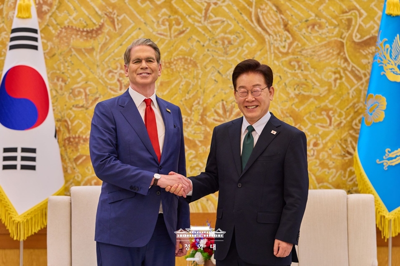 Tổng thống Lee Jae Myung (b&ecirc;n phải) bắt tay Bộ trưởng Bộ&nbsp;T&agrave;i ch&iacute;nh Mỹ Scott Bessent tại Nh&agrave; Xanh&nbsp;ở quận Jongno, Seoul ng&agrave;y 13/5. (Ảnh: Nh&agrave; Xanh) 