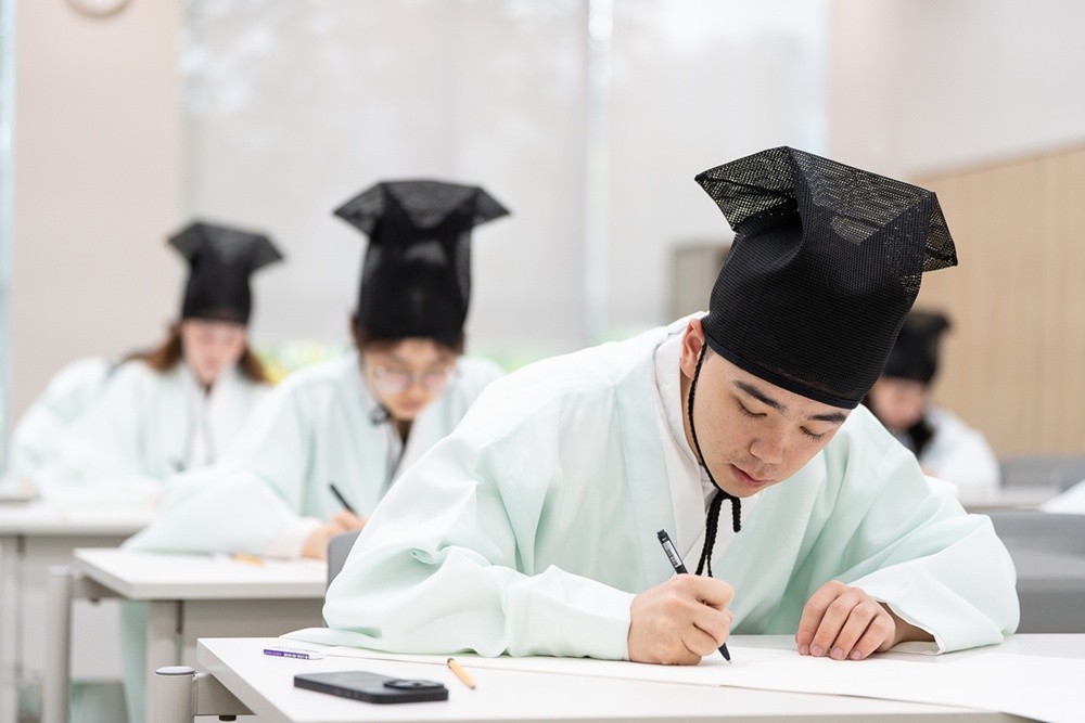 Khung cảnh v&ograve;ng chung kết cuộc thi n&oacute;i v&agrave; viết tiếng H&agrave;n của Học viện Sejong v&agrave;o năm ngo&aacute;i. (Ảnh: Quỹ Học viện Sejong)