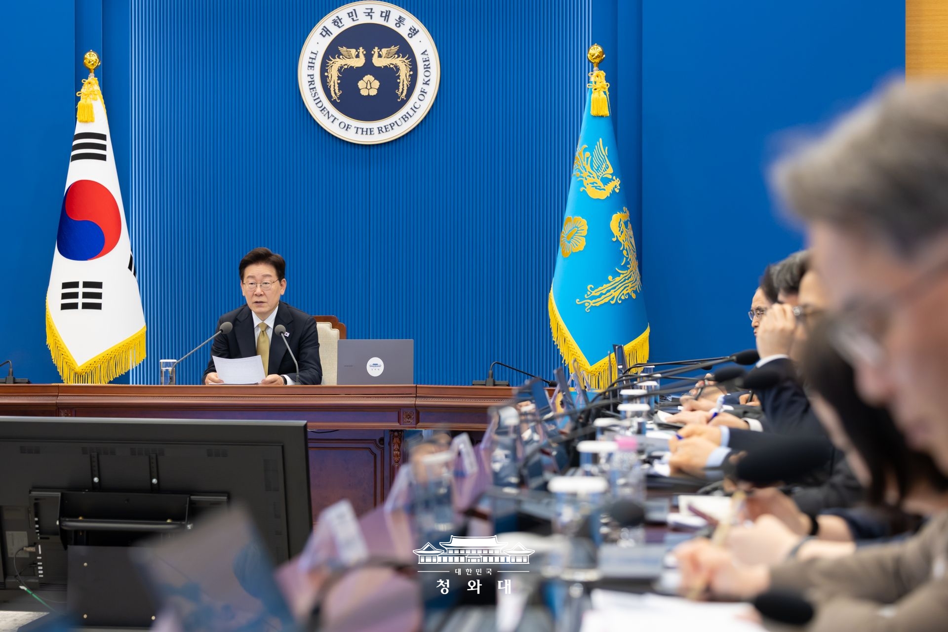 Tổng thống&nbsp;Lee Jae Myung ng&agrave;y 15/5 đ&atilde; tr&iacute;ch&nbsp;dẫn ph&aacute;t biểu của Quỹ&nbsp;Tiền tệ Quốc tế&nbsp;(IMF) đ&aacute;nh gi&aacute; t&iacute;ch cực về ch&iacute;nh s&aacute;ch t&agrave;i kh&oacute;a của H&agrave;n Quốc để tiếp tục b&aacute;c bỏ quan điểm thắt chặt t&agrave;i kh&oacute;a. Ảnh chụp Tổng thống Lee ph&aacute;t biểu tại cuộc họp cố vấn cấp cao lần thứ 33 diễn ra ng&agrave;y 14/5 tại Nh&agrave; Xanh&nbsp;ở quận Jongno, Seoul. (Ảnh: Nh&agrave; Xanh)