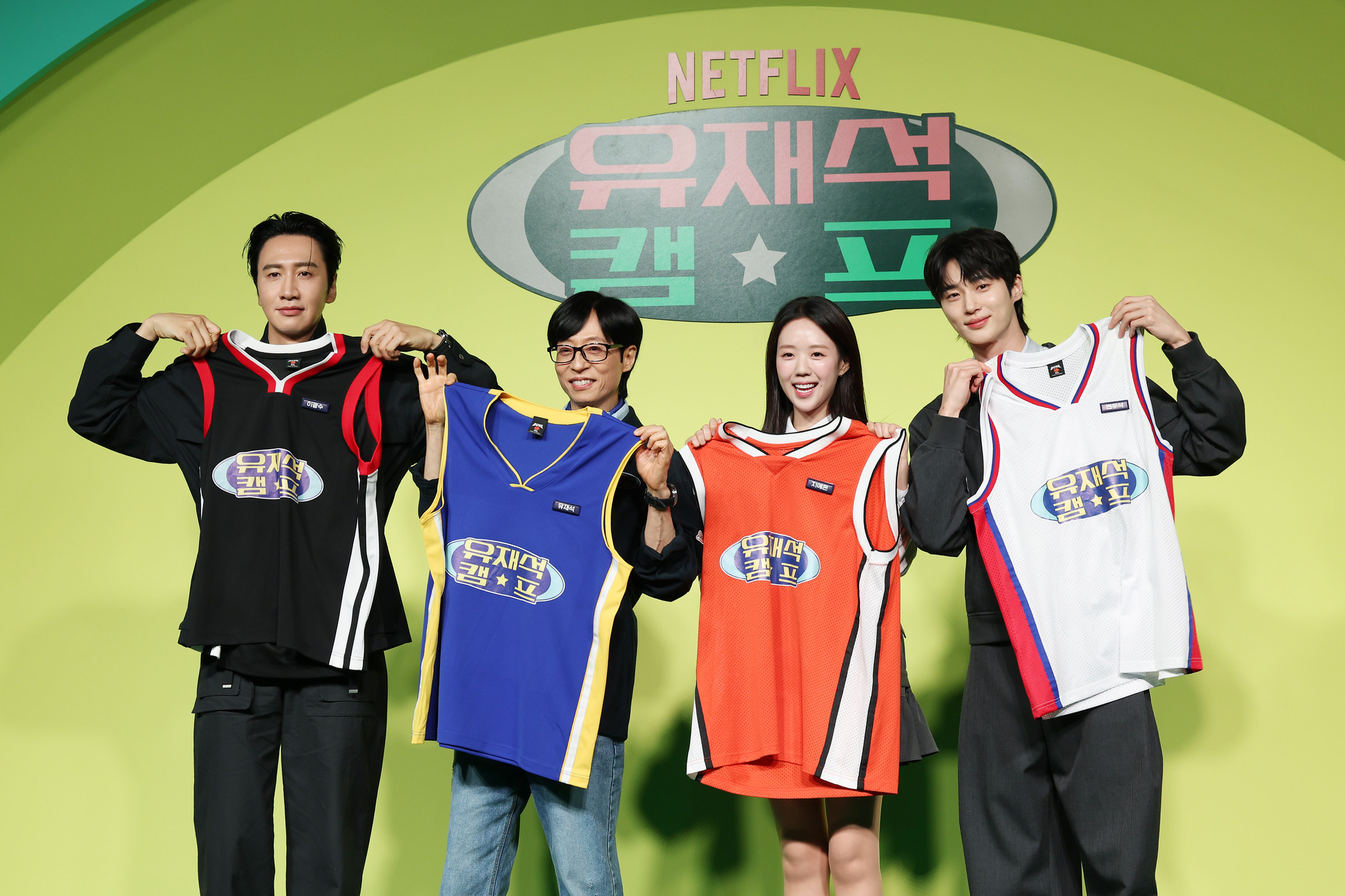 Tại buổi họp báo ra mắt chương trình giải trí của Netflix “Jae-seok’s B&B Rules!” diễn ra ngày 19/5 tại khách sạn JW Marriott Dongdaemun Square Seoul ở quận Jongno, Seoul, các nghệ sĩ tham gia chương trình tạo dáng trước ống kính báo giới. Từ trái sang phải: Lee Kwang-soo, Yoo Jae-seok, Ji Ye-eun và Byeon Woo-seok. (Ảnh: Lee Jeong Woo / Korea.net) 