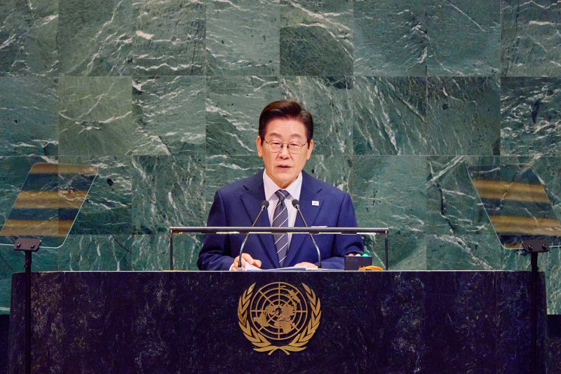  Tổng thống Lee Jae Myung phát biểu tại phiên thảo luận chung của Đại hội đồng Liên Hợp Quốc ở trụ sở Liên Hợp Quốc tại New York, Mỹ ngày 23/9 năm ngoái (giờ địa phương). (Ảnh: Nhà Xanh)