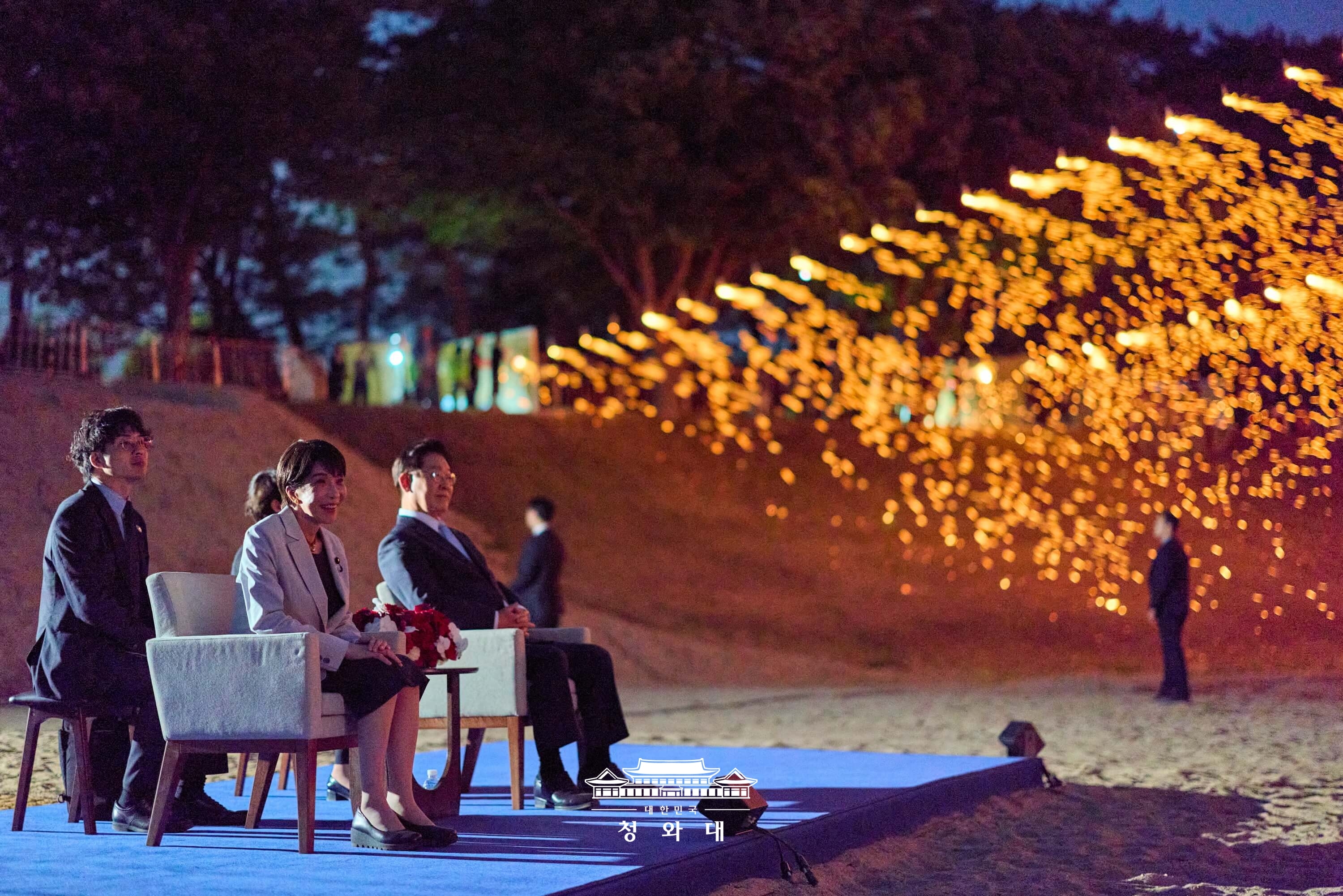 Tổng thống Lee Jae Myung v&agrave; Thủ tướng Nhật Bản Sanae Takaichi đang thưởng thức lễ hội ph&aacute;o hoa d&acirc;y truyền thống Seonyujulbulnori tại l&agrave;ng&nbsp;Hahoe&nbsp;ở Andong sau khi kết th&uacute;c hội đ&agrave;m ng&agrave;y 19/5. (Ảnh: Nh&agrave; Xanh)