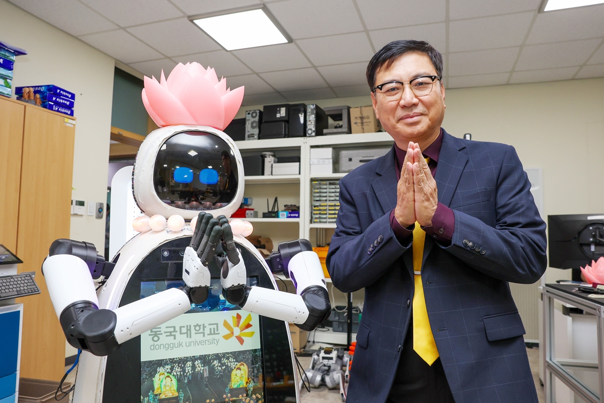 Robot nh&agrave; sư AI đầu ti&ecirc;n của H&agrave;n Quốc Hyean v&agrave; Gi&aacute;o sư Lim Joong Yeon thuộc Khoa Cơ kh&iacute;, Robot v&agrave; Kỹ thuật Năng lượng của Đại học Dongguk. (Ảnh: Lee Jeong Woo / Korea.net)