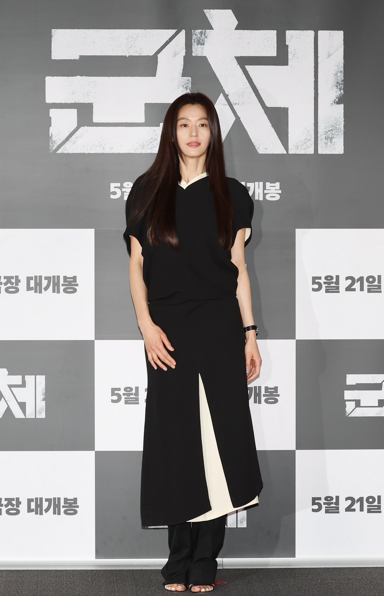 Diễn vi&ecirc;n Gianna&nbsp;Jun (Jun Ji-hyun) tạo d&aacute;ng tại buổi họp b&aacute;o v&agrave; chiếu ra mắt d&agrave;nh cho truyền th&ocirc;ng của bộ phim &ldquo;Colony&rdquo; diễn ra ng&agrave;y 20/5 tại CGV Yongsan I&rsquo;Park Mall, quận Yongsan, Seoul. (Ảnh: Lee Jeong Woo / Korea.net) 