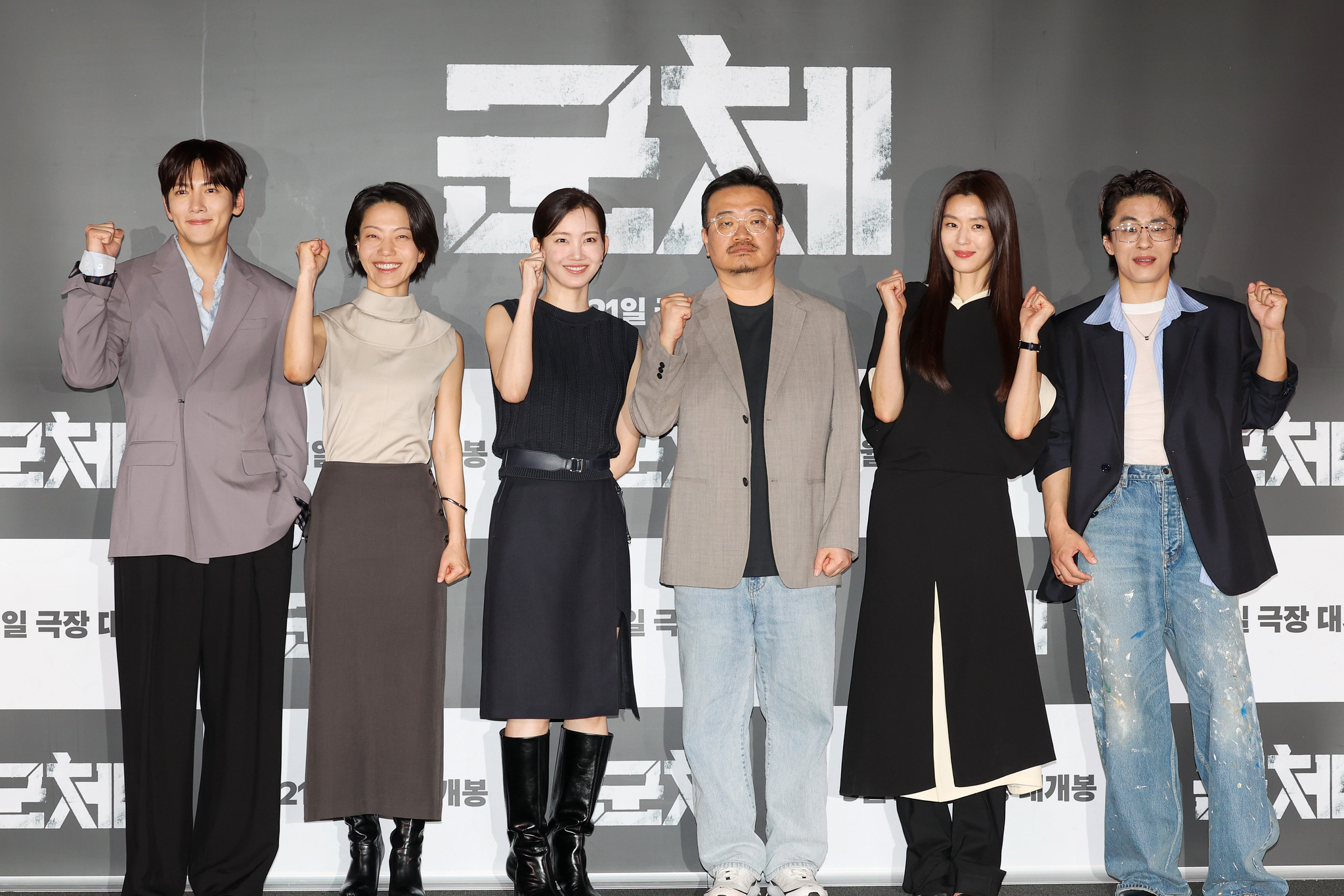 Tại buổi họp b&aacute;o v&agrave; chiếu ra mắt d&agrave;nh cho truyền th&ocirc;ng bộ phim &ldquo;Colony&rdquo; diễn ra ng&agrave;y 20/5 tại CGV Yongsan I&rsquo;Park Mall, quận Yongsan, Seoul, đạo diễn v&agrave; c&aacute;c diễn vi&ecirc;n tạo d&aacute;ng trước giới truyền th&ocirc;ng.&nbsp;Từ tr&aacute;i sang l&agrave; c&aacute;c diễn vi&ecirc;n Ji Chang-wook, Kim Shin-rock, Shin Hyun-been, đạo diễn Yeon Sang-ho, diễn vi&ecirc;n Gianna Jun (Jun Ji-hyun) v&agrave; Koo Kyo-hwan. (Ảnh: Lee Jeong Woo / Korea.net) 