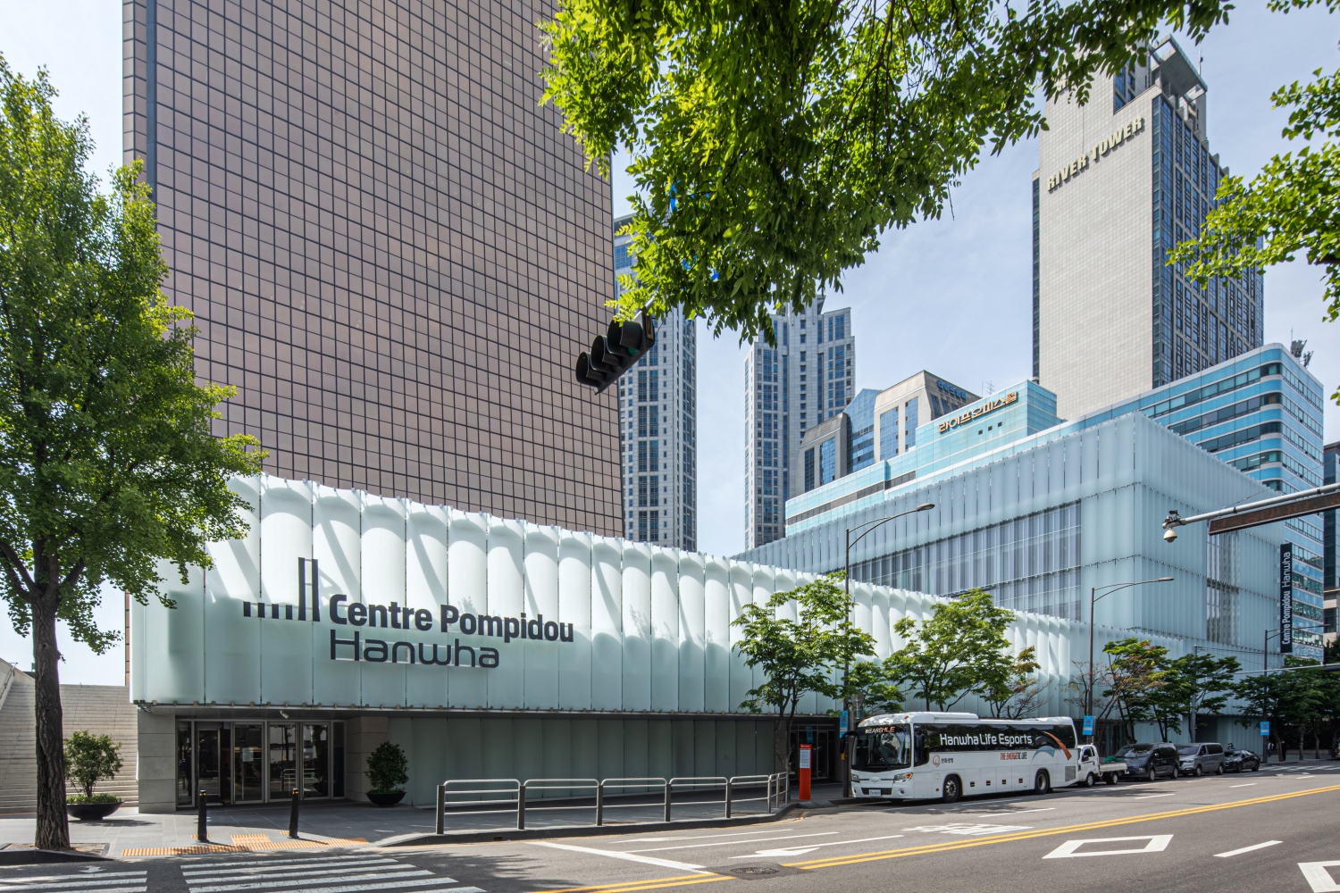 Trung tâm Pompidou Hanwha nằm tại khu nhà phụ của 63 Building ở Yeouido, quận Yeongdeungpo, Seoul. Sau các cơ sở ở Málaga (Tây Ban Nha) và Shanghai (Trung Quốc, khu West Bund), đây là cơ sở ở nước ngoài thứ ba của Pompidou, đặt tại Seoul. (Ảnh: Quỹ Văn hóa Hanwha)