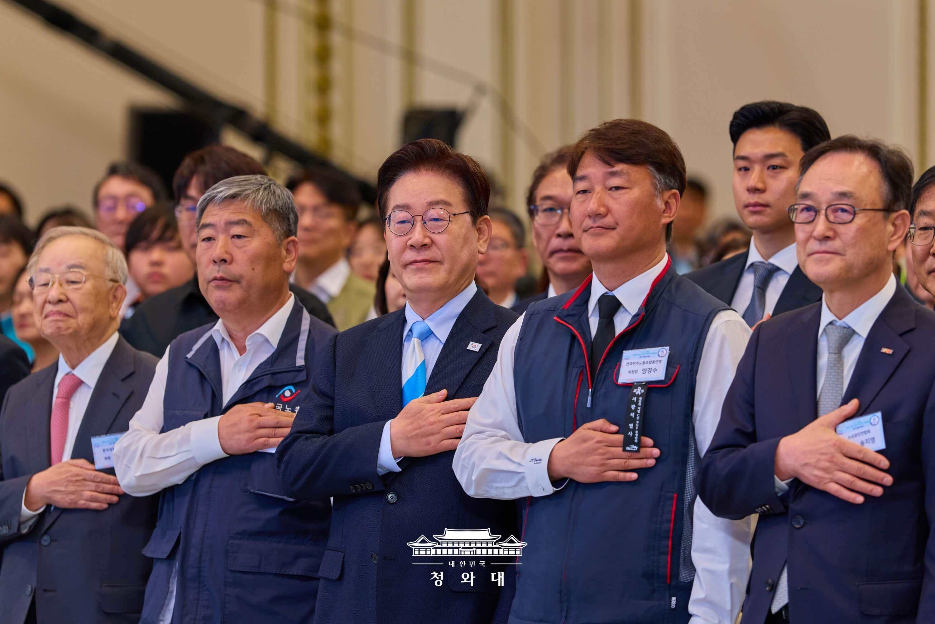 Tổng thống Lee Jae Myung thực hiện nghi thức chào cờ tại lễ kỷ niệm Ngày Lao động tổ chức ngày 1/5 vừa qua tại Nhà Xanh. (Ảnh: Nhà Xanh)