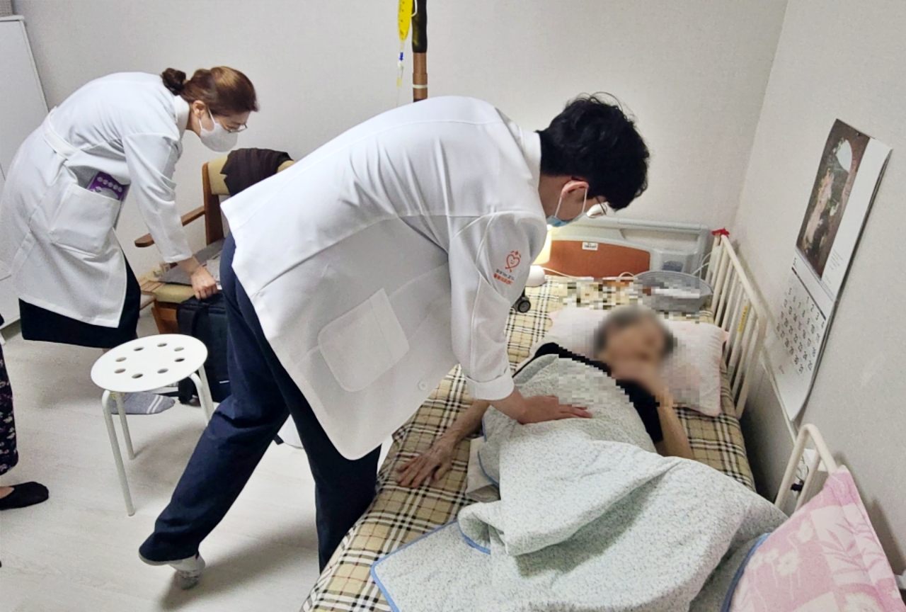 Đội ngũ y tế của “Trung tâm chăm sóc y tế lưu động Gyeonggi-do” đang trực tiếp đến nhà người dân để cung cấp dịch vụ chăm sóc y tế. (Ảnh: Chính quyền tỉnh Gyeonggi)