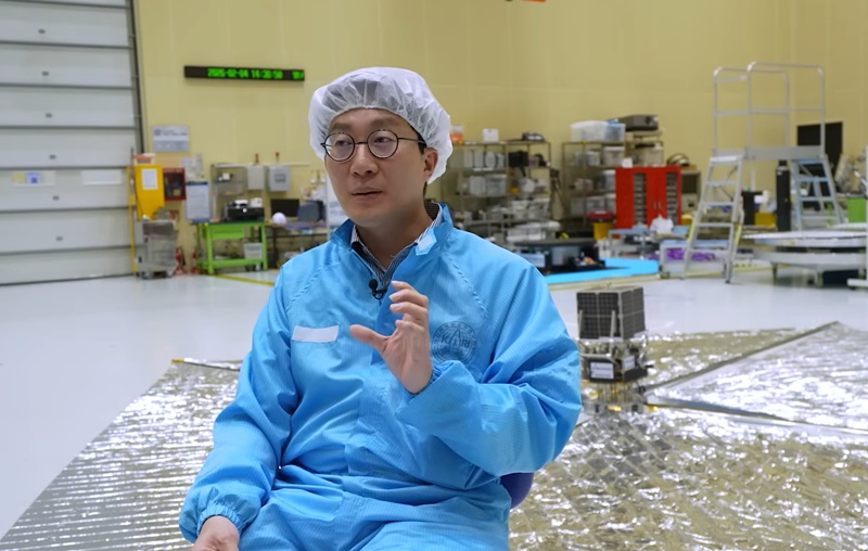 &Ocirc;ng Kim Min-gi, trưởng nh&oacute;m&nbsp;nghi&ecirc;n cứu&nbsp;thuộc Nh&oacute;m Th&aacute;m hiểm Vũ trụ của Viện Nghi&ecirc;n cứu H&agrave;ng kh&ocirc;ng Vũ trụ H&agrave;n Quốc (KARI), giải th&iacute;ch về&nbsp;thiết bị đưa vật thể ra khỏi quỹ đạo để thực hiện chức năng&nbsp;thu gom&nbsp;v&agrave; loại bỏ r&aacute;c vũ trụ. (Ảnh: Viện Nghi&ecirc;n cứu H&agrave;ng kh&ocirc;ng Vũ trụ H&agrave;n Quốc) 