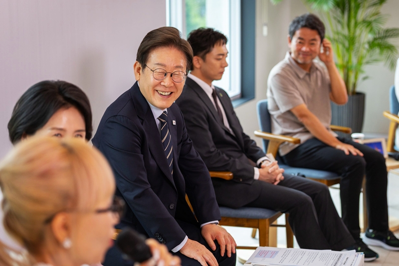 Tổng thống Lee Jae Myung tươi cười lắng nghe các nghệ sĩ phát biểu tại buổi gặp gỡ những người đoạt giải trong lĩnh vực văn hóa - nghệ thuật, diễn ra ngày 30/6 năm ngoái tại phòng Pine Grass thuộc Văn phòng Tổng thống ở Yongsan, Seoul. (Ảnh: Nhà Xanh)