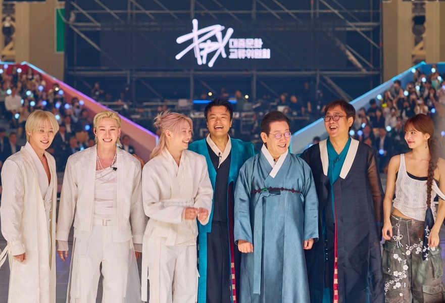 Tổng thống Lee Jae Myung (thứ năm từ trái sang) chụp ảnh lưu niệm cùng đồng Chủ tịch Ủy ban Giao lưu Văn hóa Đại chúng Park Jin Young, nhóm nhạc Stray Kids và LE SSERAFIM tại lễ ra mắt Ủy ban Giao lưu Văn hóa Đại chúng, diễn ra ngày 1/10 năm ngoái tại KINTEX ở thành phố Goyang, tỉnh Gyeonggi. (Ảnh: Nhà Xanh)