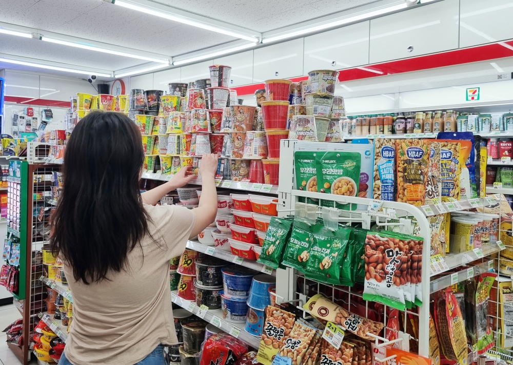 Ng&agrave;y 29/5, một người ti&ecirc;u d&ugrave;ng đang xem c&aacute;c mặt h&agrave;ng thực phẩm như m&igrave; ăn liền tại một cửa h&agrave;ng tiện lợi ở quận Jongno, Seoul, trong bối cảnh thu nhập b&igrave;nh qu&acirc;n của c&aacute;c hộ gia đ&igrave;nh trong qu&yacute; I năm nay đạt 5,48 triệu won, tăng 2,4% so với c&ugrave;ng kỳ năm trước. (Ảnh: Aisylu&nbsp;Akhmetzianova)