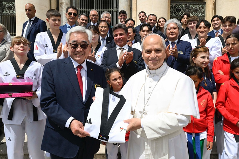 Chủ tịch Liên đoàn Taekwondo Thế giới (WT) Cho Jung-won (bên trái) trao võ phục Taekwondo cho Đức Giáo hoàng Leo XIV tại Vatican ngày 3/6 (giờ địa phương). (Ảnh: Liên đoàn Taekwondo Thế giới)