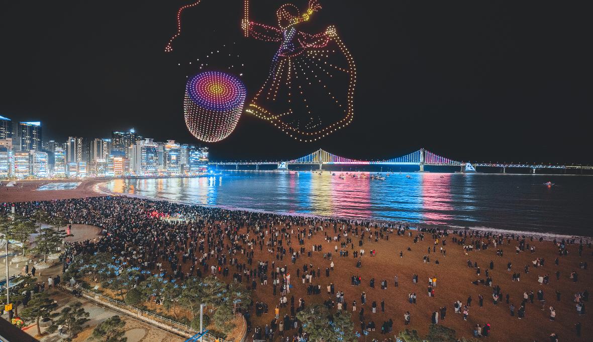Tối 12 v&agrave; 13 tới, show &aacute;nh s&aacute;ng&nbsp;M Drone&nbsp;Gwangalli sẽ diễn ra tại khu vực b&atilde;i biển Gwangalli&nbsp;l&uacute;c 10 giờ tối.&nbsp;Chương tr&igrave;nh sẽ thắp s&aacute;ng bầu trời đ&ecirc;m Busan bằng m&agrave;n tr&igrave;nh diễn drone rực rỡ để&nbsp;ch&agrave;o mừng concert&nbsp;BTS THE CITY ARIRANG &ndash; BUSAN.&nbsp;(Ảnh: Visit Busan)