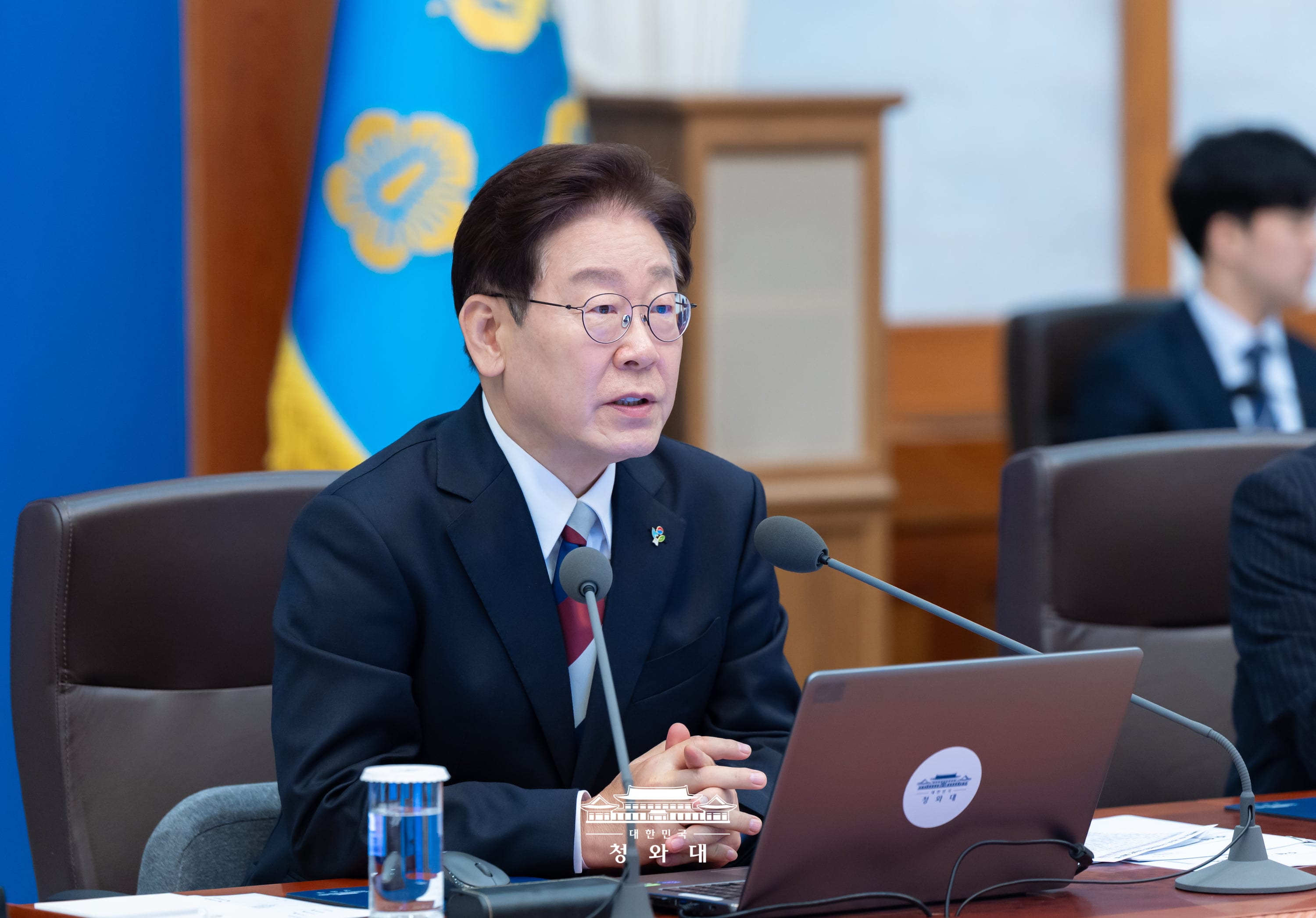 Tổng thống Lee Jae Myung ph&aacute;t biểu tại cuộc họp c&aacute;c thư k&yacute; cấp cao v&agrave; cố vấn tổng thống diễn ra tại Nh&agrave; Xanh&nbsp;ng&agrave;y 4/6. (Ảnh: Nh&agrave; Xanh)
