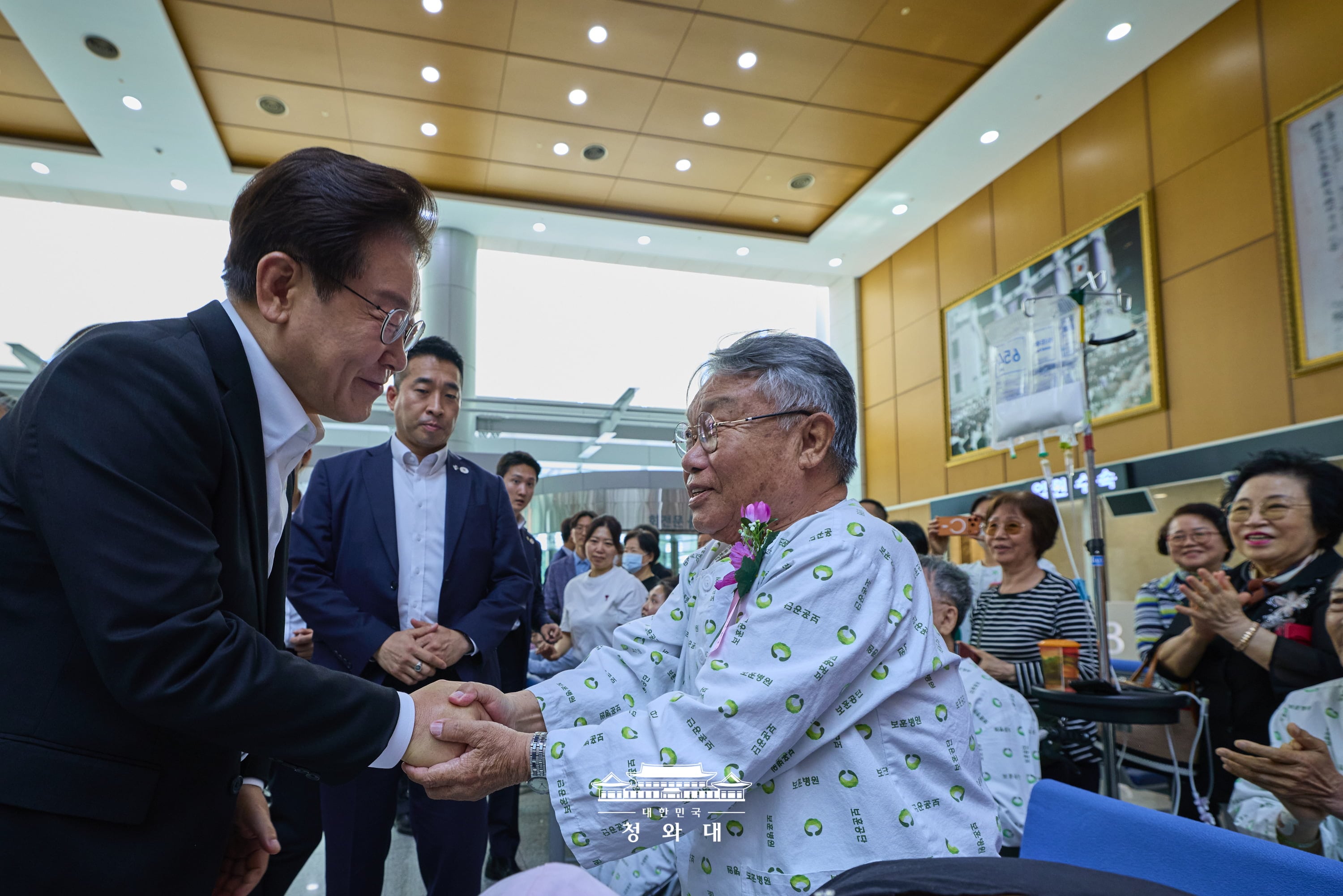 Tổng thống Lee Jae Myung (trái) thăm hỏi người có công với đất nước tại Bệnh viện Cựu chiến binh Trung ương ở quận Gangdong, Seoul nhân Ngày Tưởng niệm 6/6. (Ảnh: Nhà Xanh) 