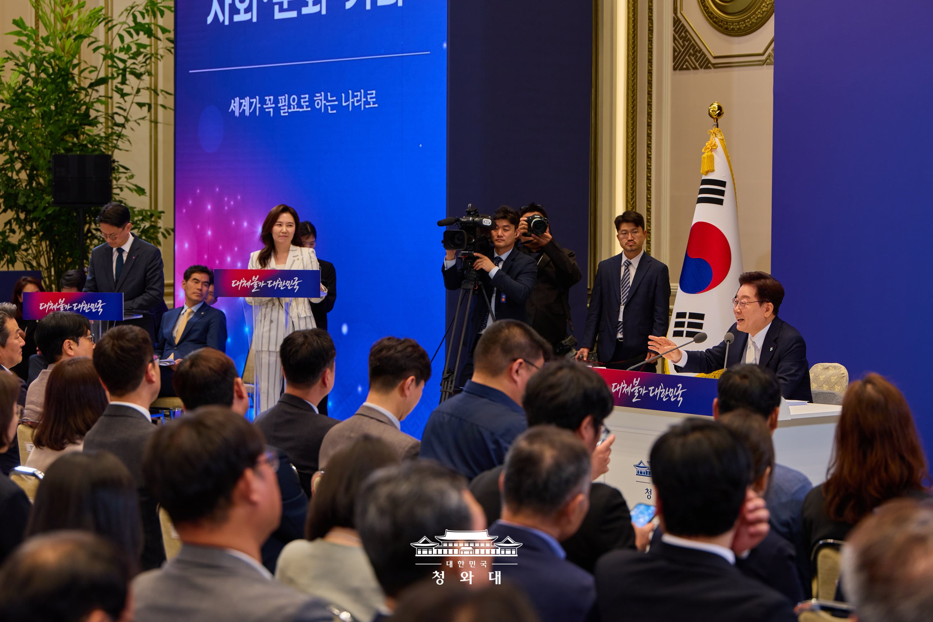 Ng&agrave;y 8/6&nbsp;Tổng thống Lee Jae Myung ph&aacute;t biểu tại cuộc họp b&aacute;o kỷ niệm một năm nhậm chức tại Ph&ograve;ng họp&nbsp;Yeongbin, Nh&agrave; Xanh, quận Jongno, Seoul. (Ảnh: Nh&agrave; Xanh)