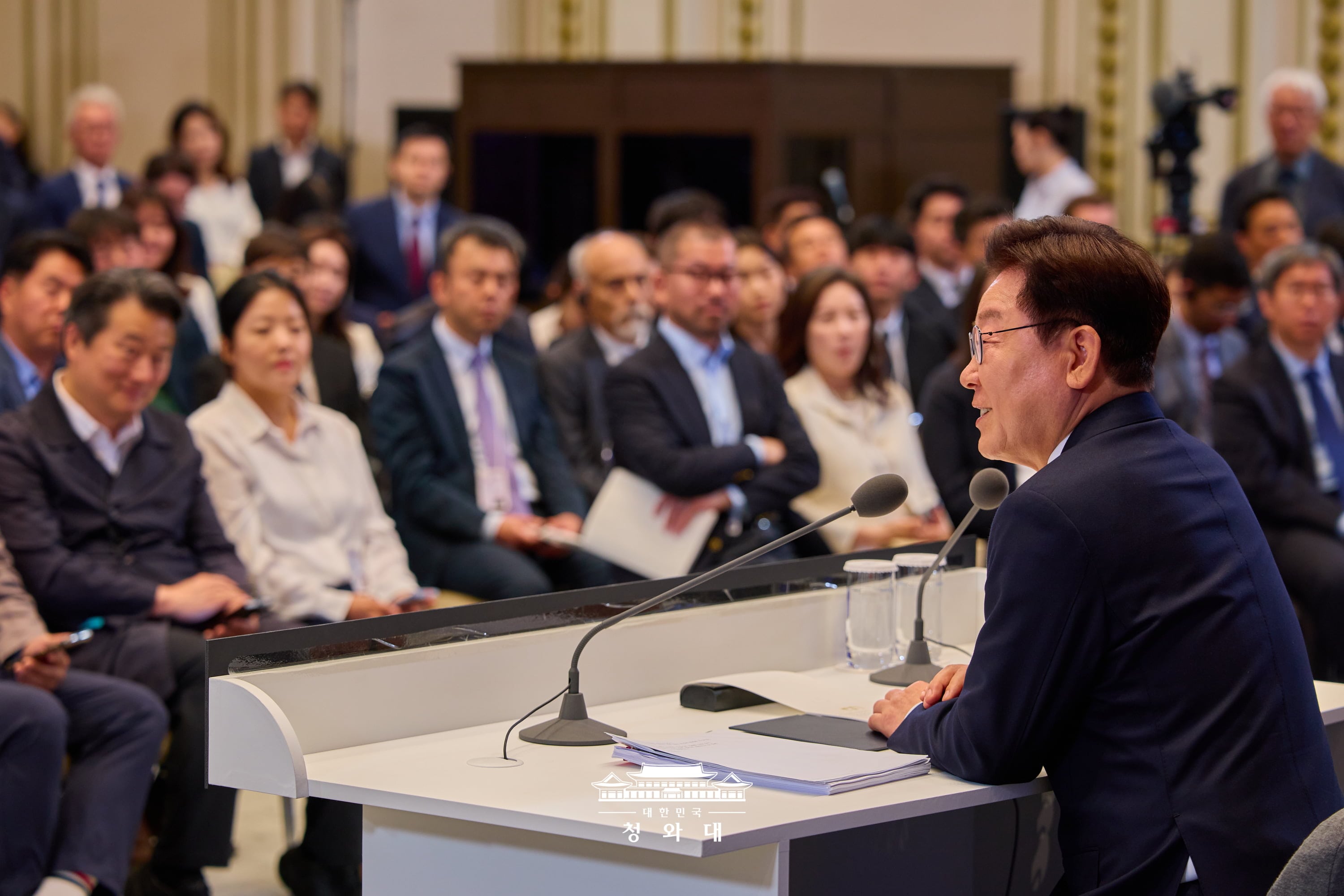 Tổng thống Lee Jae Myung ph&aacute;t biểu tại cuộc họp b&aacute;o nh&acirc;n dịp một năm nhậm chức tại Ph&ograve;ng họp&nbsp;Yeongbin, Nh&agrave; Xanh&nbsp;ở quận Jongno, Seoul, ng&agrave;y 8/6. (Ảnh: Nh&agrave; Xanh)