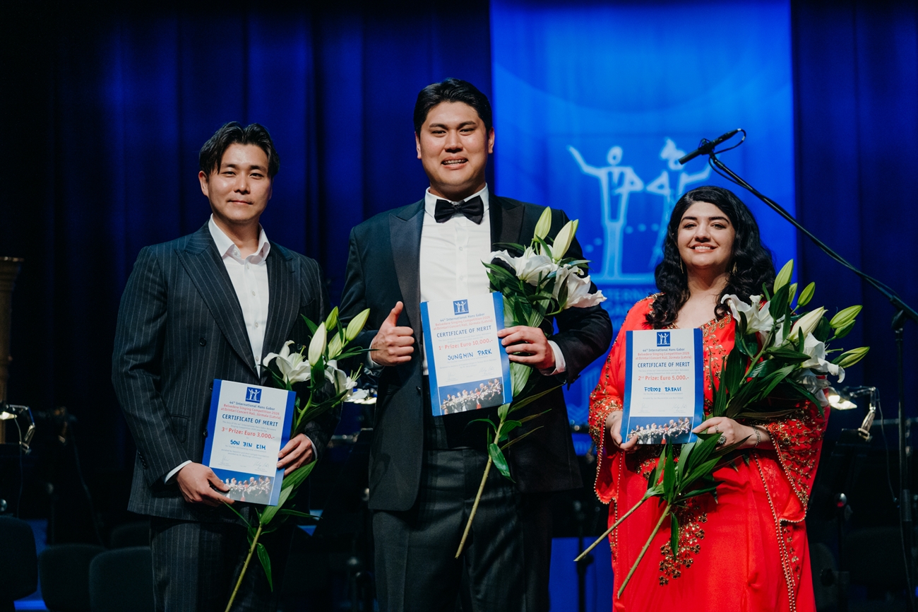Nghệ sĩ opera giọng nam trầm&nbsp;Park Seong-min (giữa) gi&agrave;nh qu&aacute;n qu&acirc;n tại Cuộc thi Thanh nhạc Quốc tế Belvedere lần thứ 44, diễn ra ng&agrave;y 7/6 (giờ địa phương) ở Jurmala, Latvia. (Ảnh: Trang web ch&iacute;nh thức của Cuộc thi Thanh nhạc Quốc tế Belvedere)