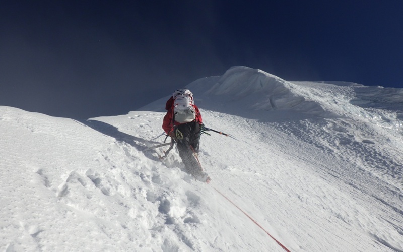 Trưởng đoàn An Chiyoung đang leo dọc theo sườn núi tuyết ở độ cao khoảng 6.100 m trên đỉnh Sat Peak ngày 2/5. (Ảnh: Trưởng đoàn An Chiyoung)