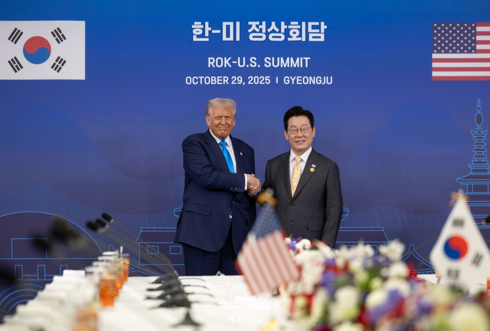 Tổng thống Lee Jae Myung (phải) bắt tay Tổng thống Mỹ Donald Trump tại hội nghị thượng đỉnh Hàn Quốc - Mỹ diễn ra ở Gyeongju ngày 29/10 năm ngoái. (Ảnh: Nhà Xanh)