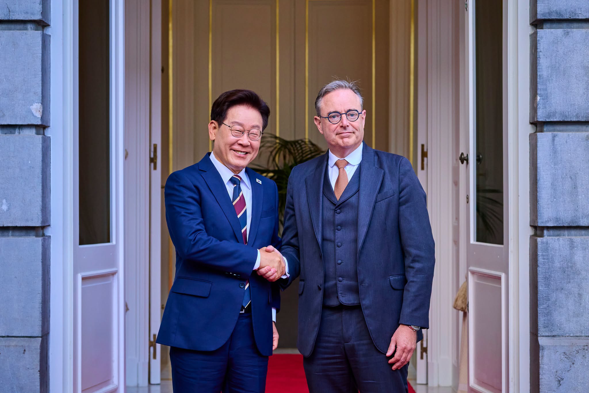 Tổng thống Lee Jae Myung bắt tay Thủ tướng Bỉ Bart De Wever sau cuộc hội đàm tại Phủ Thủ tướng ở Brussels ngày 10/6 (giờ địa phương). (Ảnh: Facebook chính thức của Tổng thống Lee Jae Myung)