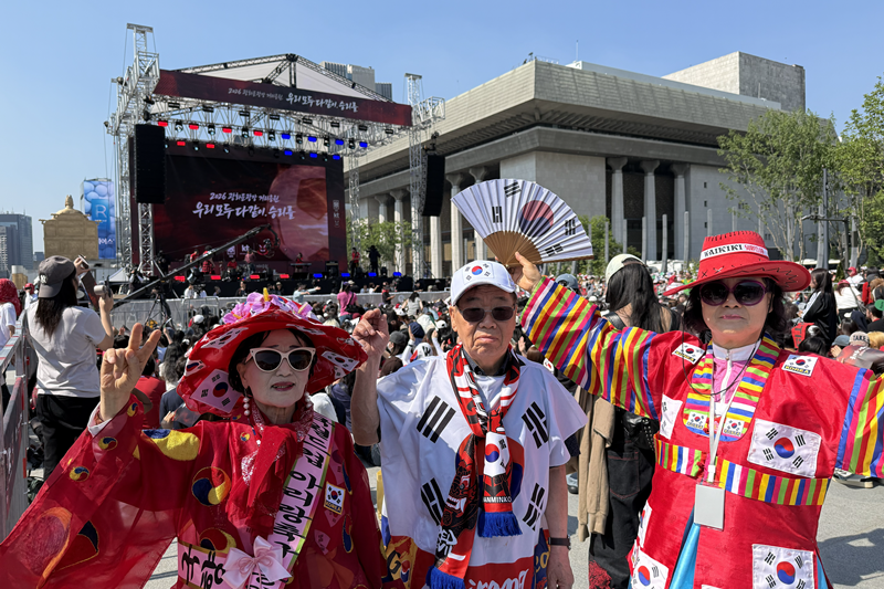 ▲ 12일 서울 종로구 광화문광장에서 '2026 FIFA 북중미 월드컵' 한국과 체코 경기가 열리기 전, '한국 월드컵 아리랑 축구 응원단'이 전통 응원복 차림으로 대표팀을 응원하고 있다. 홍안지 기자 shong9412@korea.kr