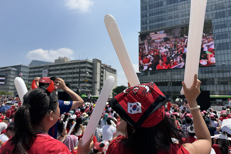▲ 12일 서울 종로구 광화문광장에서 열린 '2026 FIFA 북중미 월드컵' 한국 대 체코 전 거리응원전에서 열렬히 환호하는 붉은악마들. 홍안지 기자 shong9412@korea.kr