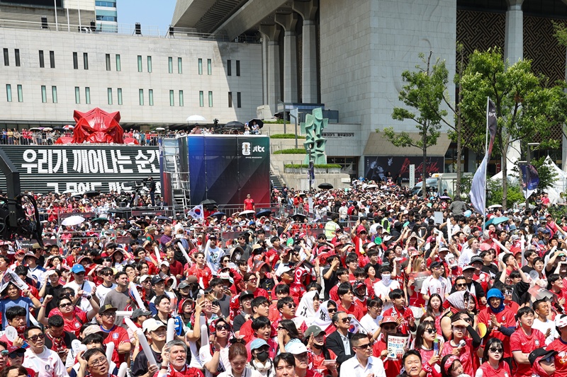 ▲ 12일 서울 종로구 광화문광장에서 열린 '2026 FIFA 북중미 월드컵' 한국 대 체코 전 거리응원전에서 대한민국 대표팀 응원단 '붉은악마'가 태극전사들의 승리를 염원하고 있다. 박대진 기자 pacdaejin@korea.kr