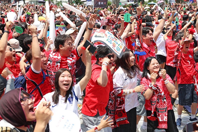 ▲ 12일 서울 종로구 광화문광장에서 열린 '2026 FIFA 북중미 월드컵' 한국 대 체코 전 거리응원전에서 최휘영 문화체육관광부 장관이 시민들과 함께 환호하며 승리의 기쁨을 나누고 있다. 문화체육관광부