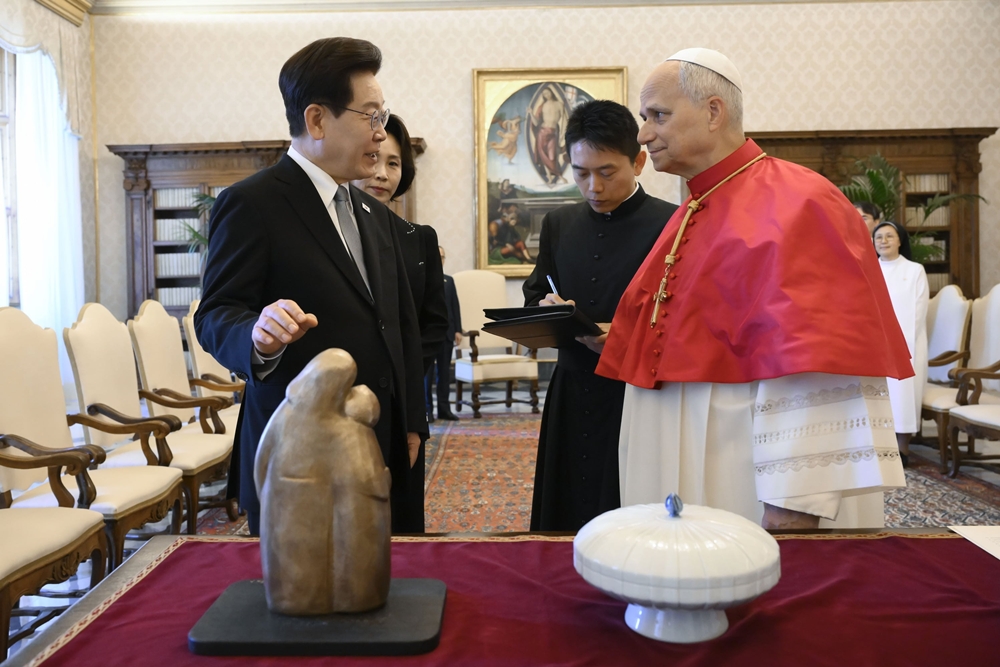 Tổng thống Lee Jae Myung gặp Đức&nbsp;Gi&aacute;o ho&agrave;ng Leo XIV tại Vatican ng&agrave;y 15/6 (giờ địa phương). (Ảnh: Nh&agrave; Xanh)