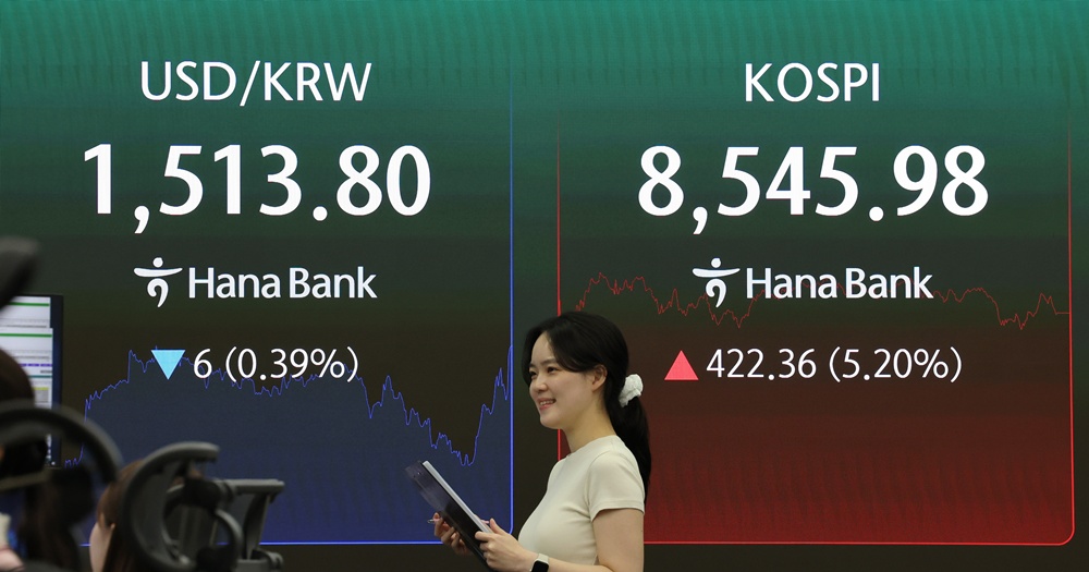 Bảng điện tử tại ph&ograve;ng giao dịch của Hana Bank ở quận Jung-gu, Seoul ng&agrave;y 15/6 hiển thị chỉ số KOSPI v&agrave; tỷ gi&aacute; won/USD. (Ảnh: Yonhap News).